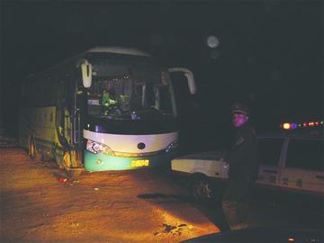 外地大客来青抢生意:超员异地营运被处罚 外地大客来青抢生意:超员异地营运被处罚