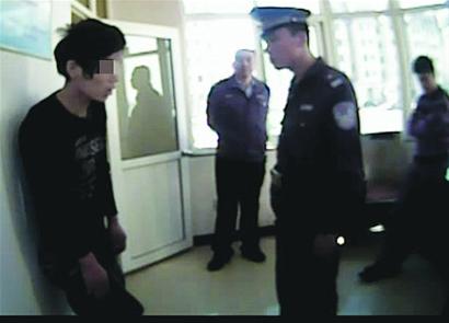 小贼爬窗行窃当场被抓:用塑料袋罩摄像头