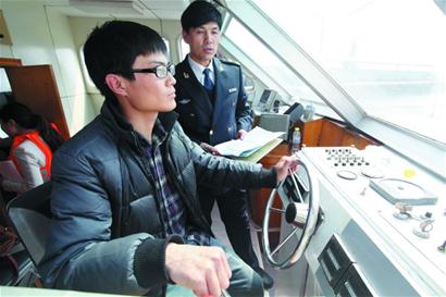 老板打飞的来青考游艇驾照