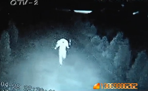 渔船莫名着火 监控拍下形迹可疑蒙头男子 渔船莫名着火 监控拍下形迹可疑蒙头男子