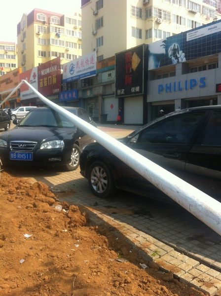 车祸撞上路灯杆4小时后倒下 砸伤爱车谁赔