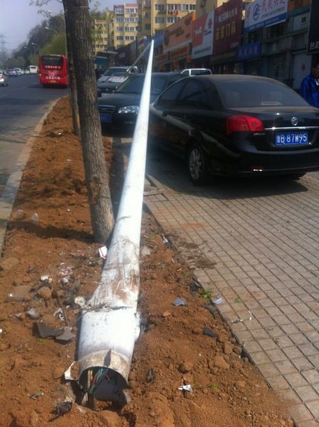 车祸撞上路灯杆4小时后倒下 砸伤爱车谁赔