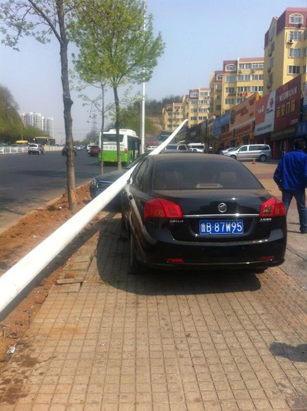 车祸撞上路灯杆4小时后倒下 砸伤爱车谁赔