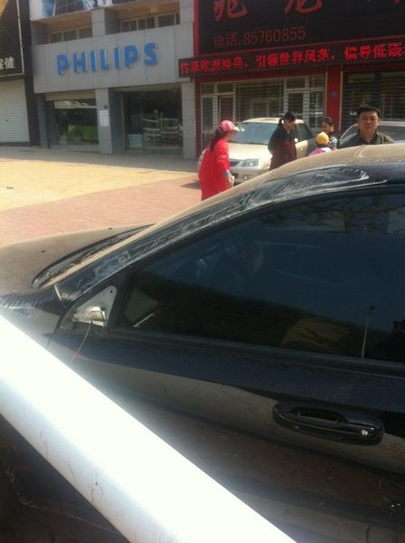 车祸撞上路灯杆4小时后倒下 砸伤爱车谁赔