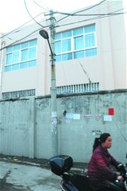 电线杆拉线漏电 10岁男生在学校触电身亡