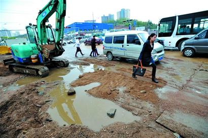 坑洼路再“坑”上班族