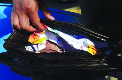 捡到10万现金 好乘客好的哥完璧归赵