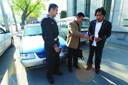 捡到10万现金 好乘客好的哥完璧归赵