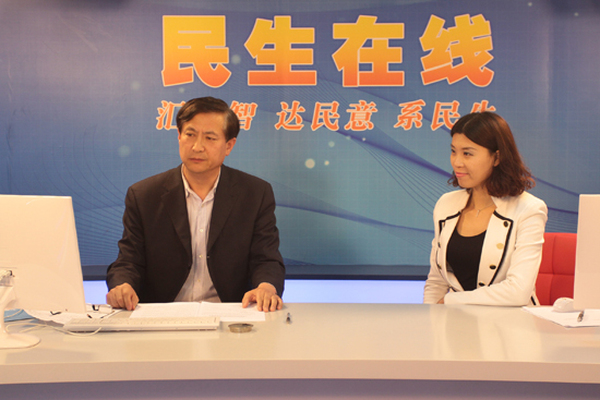 青岛市安监局副局长贺照兴(左一)与网民在线交流 (摄影 周琦) 青岛市安监局副局长贺照兴(左一)与网民在线交流 (摄影 周琦)