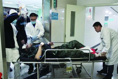 酒司机轧伤人逃逸 过路的哥猛追9公里