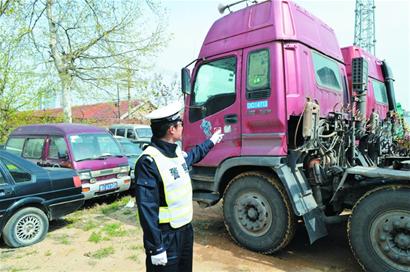 醉酒男子开大货上路 经查连驾驶证都没有