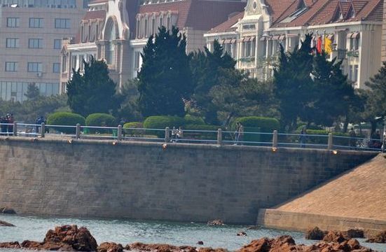 网曝白天前海栈桥夜灯全开 电力称系抢修设备