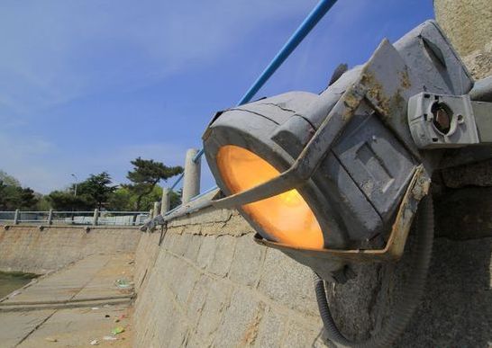 网曝白天前海栈桥夜灯全开 电力称系抢修设备