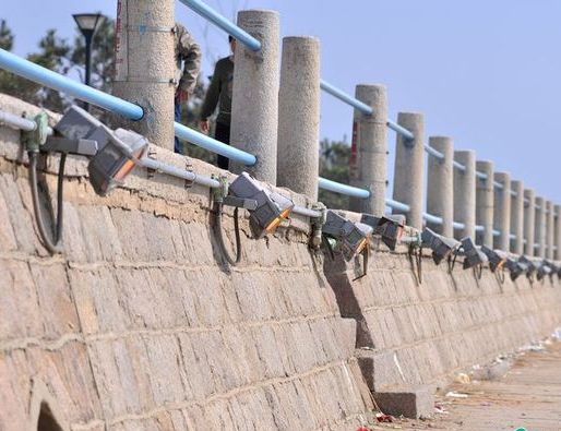 网曝白天前海栈桥夜灯全开 电力称系抢修设备