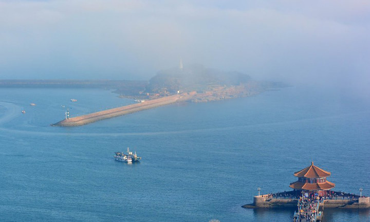 雾中栈桥与小青岛遥相呼应 