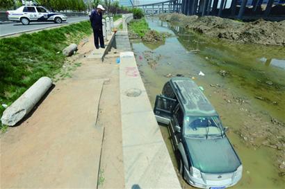 商务车倒车冲进张村河 撞死河边7旬老人