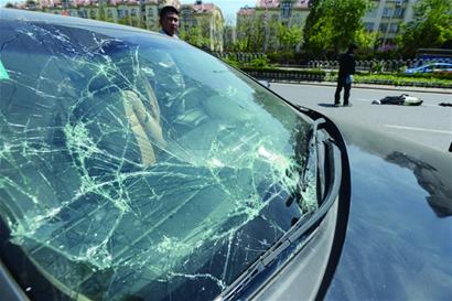 中国式过马路再酿血案:7旬老人被车撞飞