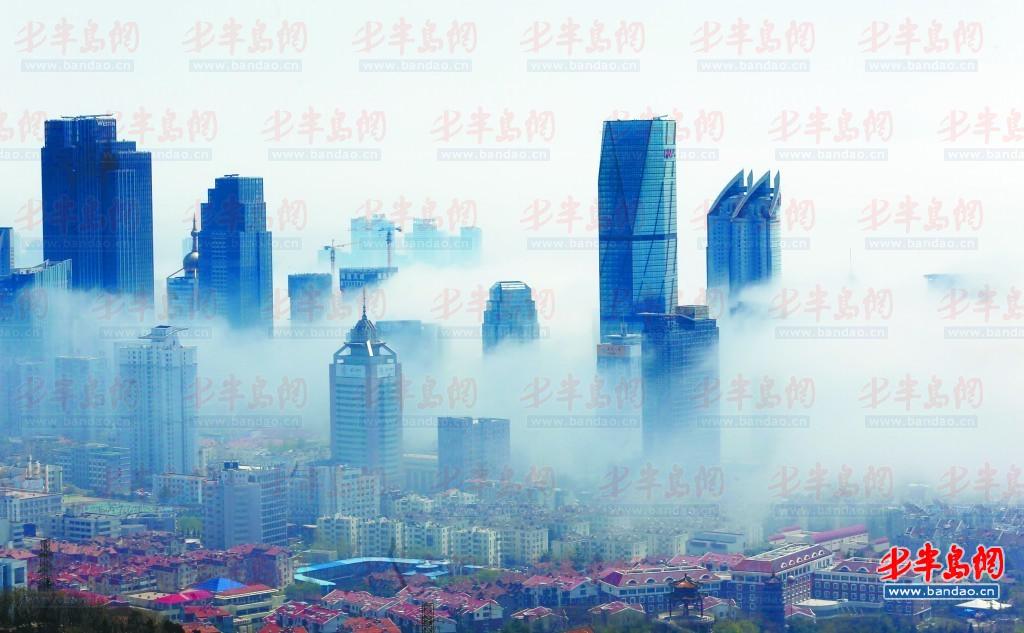 东部写字楼被雾气环绕，非常壮美。