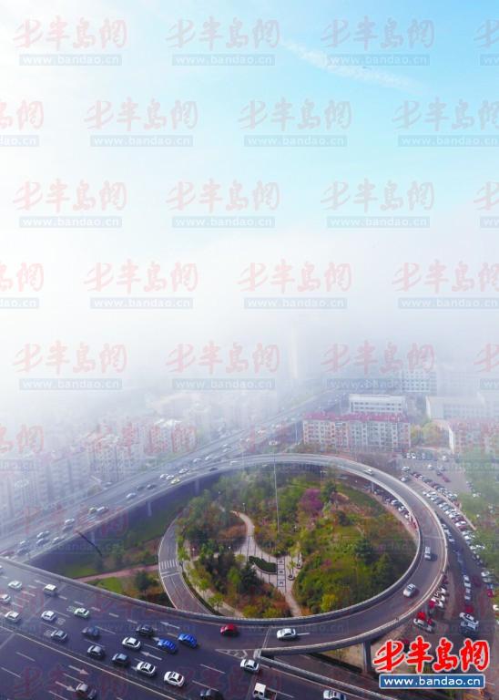 胶宁高架路几乎成了雾气的边界线。