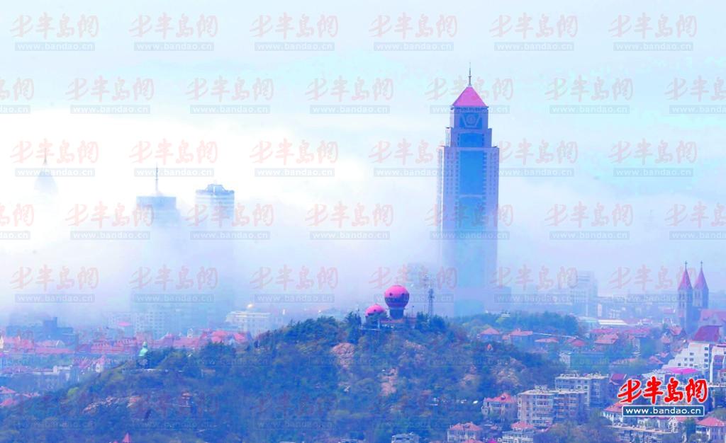 百盛附近高楼和山头在雾中若隐若现。