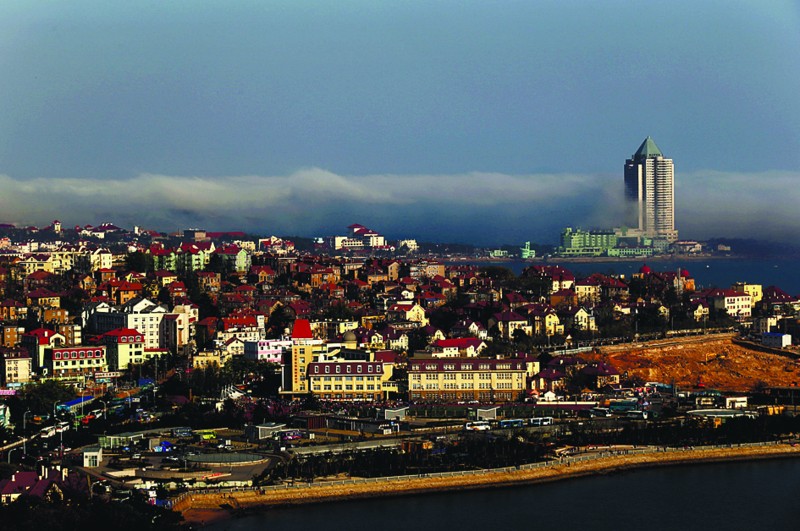 平流雾笼青岛 衬红瓦绿树若仙境