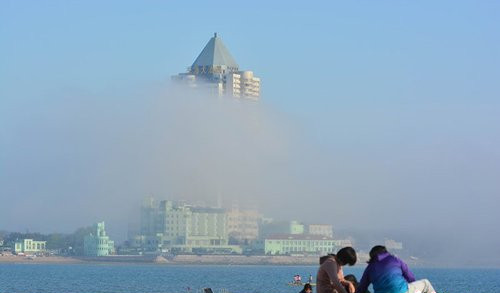 青岛现平流雾 让城市变仙境