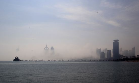 岛城现平流雾奇观