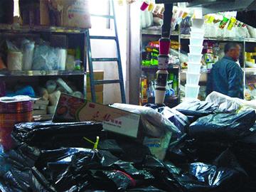 螃蟹刚松绑海鲜又上套:塑料袋150克一只