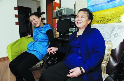 73岁老人照顾脑瘫女儿39年 女儿考入大学 73岁老人照顾脑瘫女儿39年 女儿考入大学