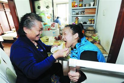 73岁老人照顾脑瘫女儿39年 女儿考入大学 73岁老人照顾脑瘫女儿39年 女儿考入大学