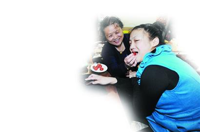 73岁老人照顾脑瘫女儿39年 女儿考入大学 73岁老人照顾脑瘫女儿39年 女儿考入大学