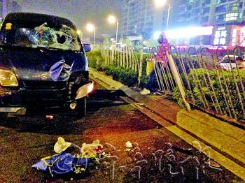 事故刚发生不久,仍有不少市民选择从事发的护栏缺口处横穿马路。