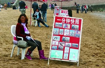 青岛整治前海照相宰客乱象 商户将穿统一制服