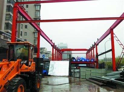 地铁2号线芝泉路站施工区盖天棚 减少噪音