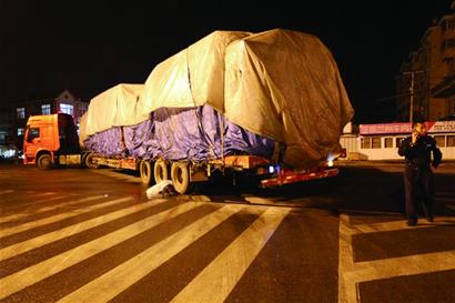 男子仙霞岭路被半挂车碾轧拖行 现场惨烈