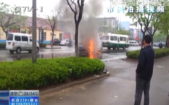 皮卡车马路上自燃 火势难控只剩下空壳