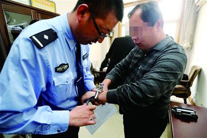 法院执行老赖丑态百出 下跪装病撒谎全上阵