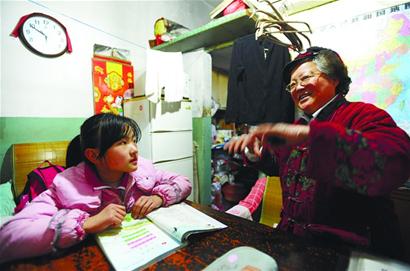 青岛好奶奶:免费教外来娃 7平小屋走出优秀生