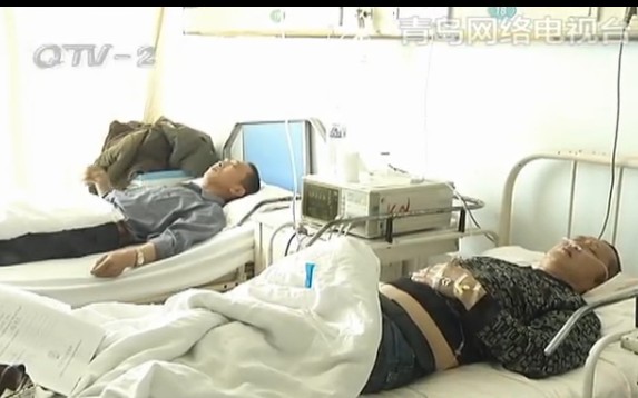 李村烧烤店现暴力事件 十几人持棍棒狂殴两男