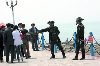 回澜阁俩海盗拦游客拍照 拍完讨20元辛苦钱