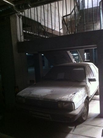 桑塔纳车库内一停四年 物业束手无策