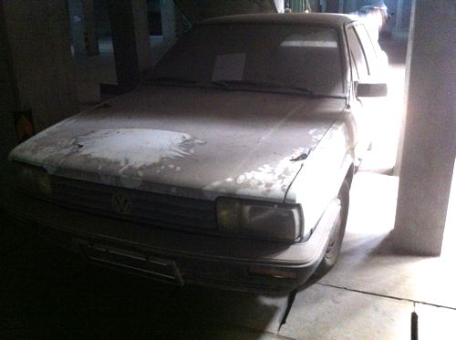 桑塔纳车库内一停四年 物业束手无策