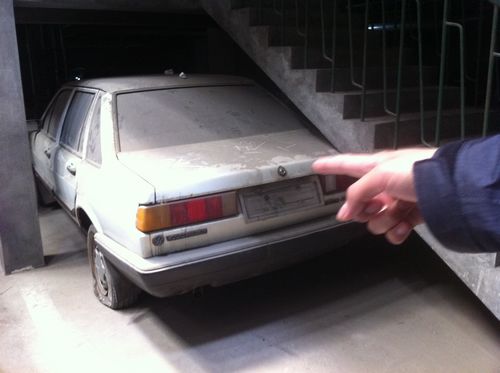 桑塔纳车库内一停四年 物业束手无策