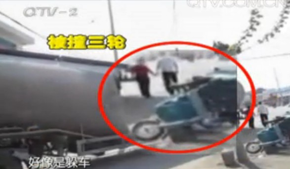 大货撞翻三轮车撞进门头房 一人当场死亡