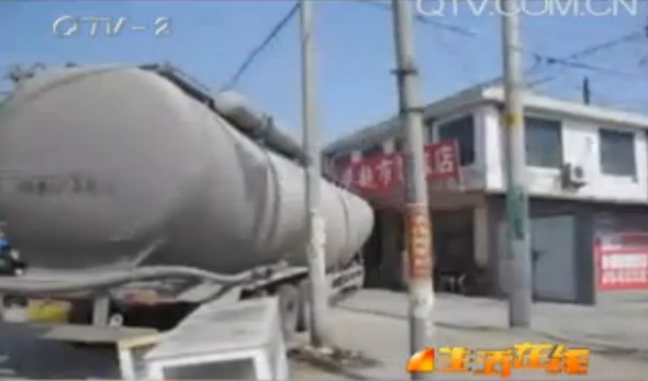 大货撞翻三轮车撞进门头房 一人当场死亡