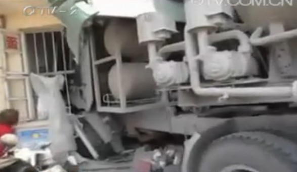 大货撞翻三轮车撞进门头房 一人当场死亡