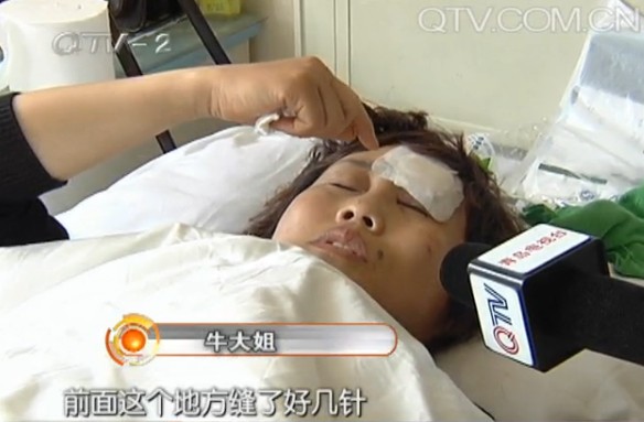 司机深夜撞人后逃逸 两名路人身受重伤