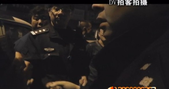 凯迪拉克司机闯单行打人 激起民愤被围堵