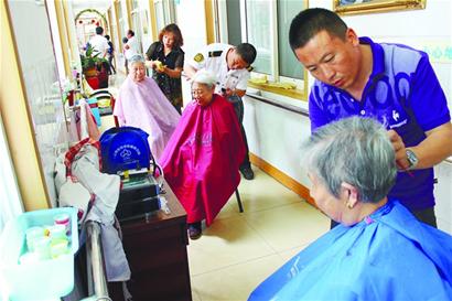 养老院老人节后茶饭不思 志愿者填补空当