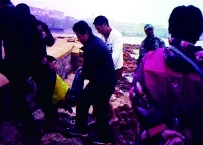 媳妇要离婚男子跳海 被民警救下浑身颤抖